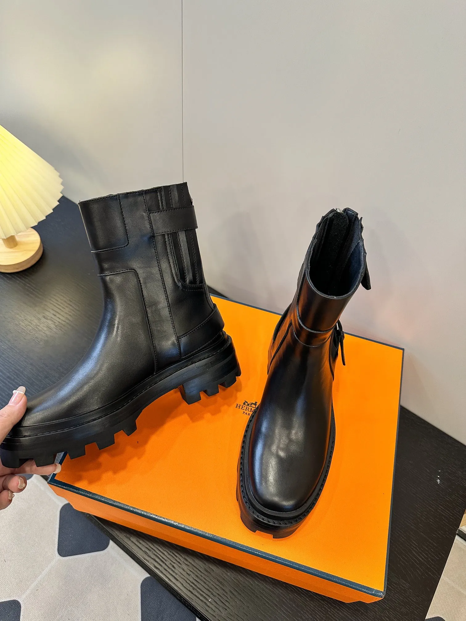 👟👟Ex-factory price 640👟👟 Top version H family 2024 autumn and winter new HERMES classic boots 🇨🇳 Naturally have unique craftsmanship and quality. The leather of this boot is all imported and customized, and the inner material is also imported custom cowhide 🗯️Easy to wear and comfortable, a must-have autumn and winter style that looks good with everything, and the style lasts no matter how you wear it ♥️ Upper: first-layer cowhide Lining: Sheepskin lining Outsole: Rubber bottom Size: Female 35-39 (40 non-returnable and non-exchangeable)